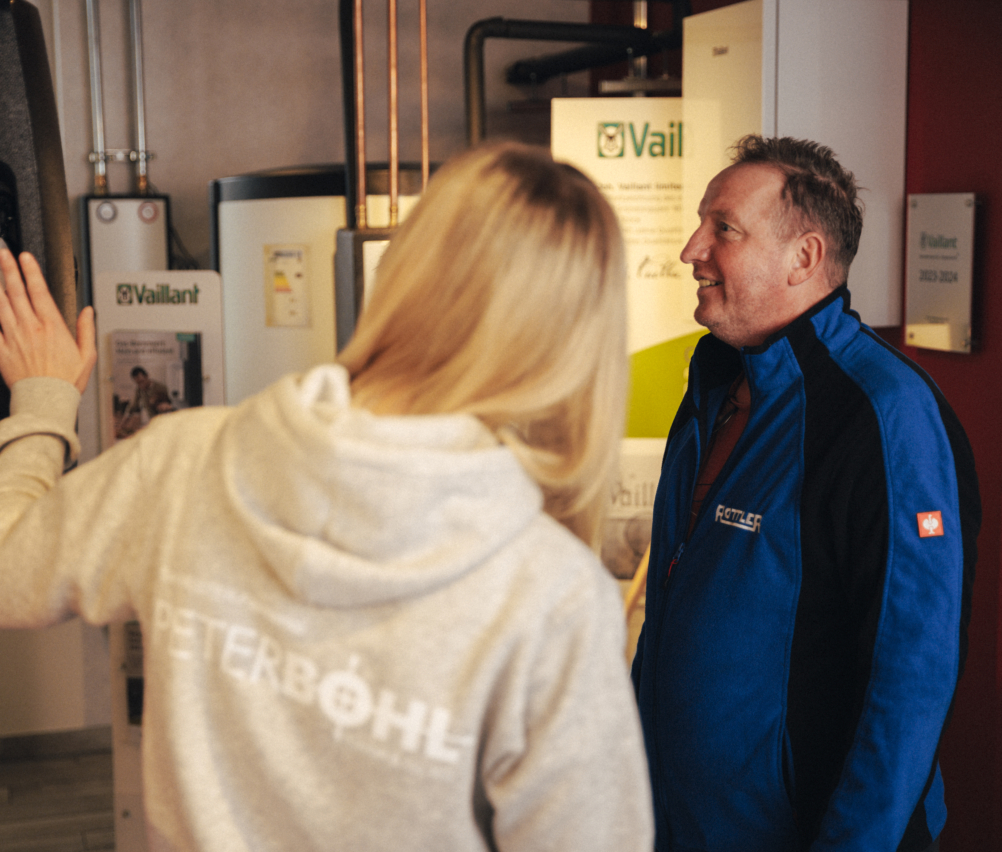 Franziska berät Kunden zu einem neuen Heizsystem